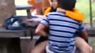 Em gái châu phim xxx hàn quốc Âu khoe chân trên xe hơi của bạn trai